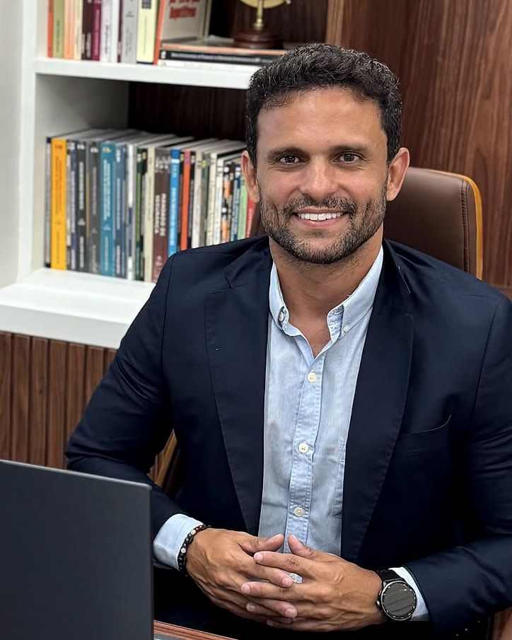 Bruno Rafael Gomes Silva, advogado responsável, sentado à mesa do escritório.