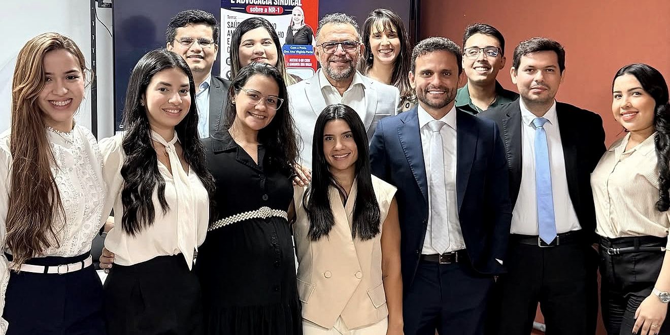 Equipe do escritório Vianey Martins Advogados Associados reunida, com advogadas e advogados em traje formal.